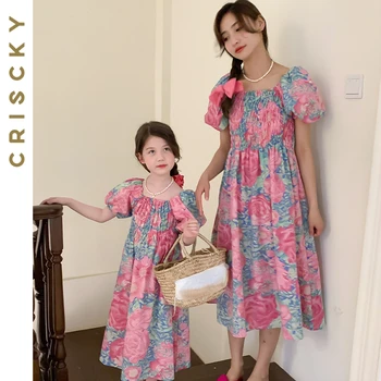 Летние платья для маленьких девочек, одинаковые комплекты для семьи, платье Принцессы с цветочным рисунком для мамы и дочки, милое повседневное платье для девочек