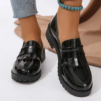 Черные Лоферы из лакированной кожи на платформе, женская модная обувь на плоской подошве с кисточками, Женская офисная обувь в британском стиле на среднем каблуке 42