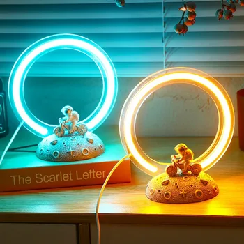 Творческий астронавт Светодиодный ночник ИНС ветра студент мультфильм Маленький подарок настольная лампа спальня украшение рабочего стола, небольшие орнаменты